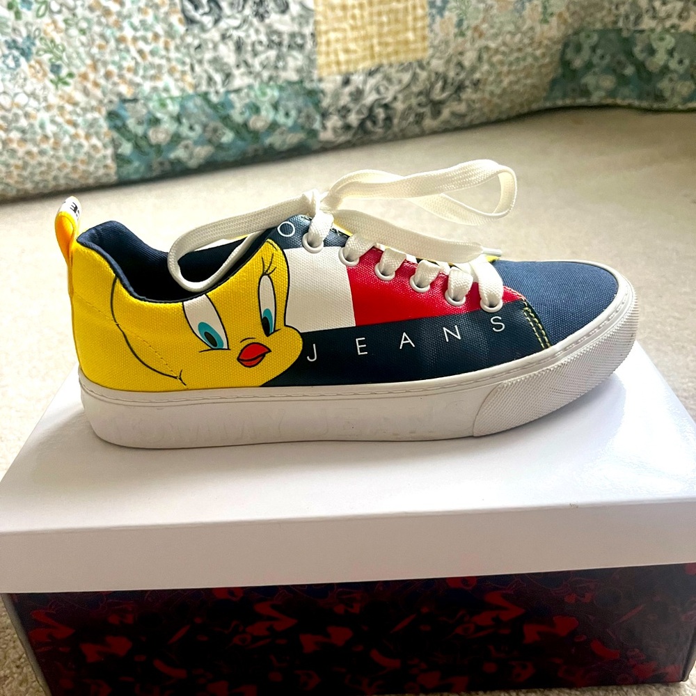 Tommy Hilfiger tweety bird sneakers with space jam logo  on the side  size 6